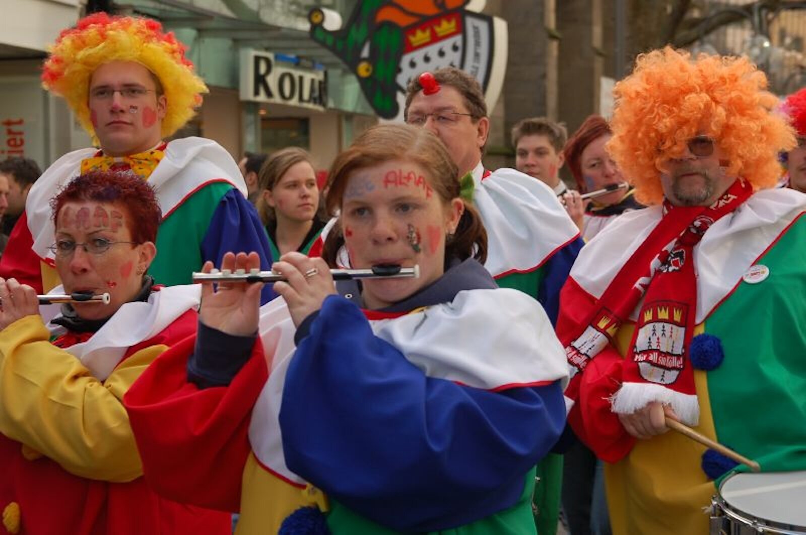 Ilustracja przedstawia osoby w strojach karnawałowych 