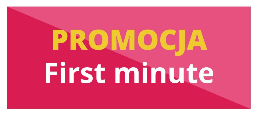 Grafika przedstawia ofertę first minute. Widoczny jest prostokąt w poziomie, podzielony przekątną na dwa pola, lewe w kolorze czerwonym, prawe w kolorze różowym. Pośrodku widoczny jest napis PROMOCJA z żółtych liter, a poniżej napis First minute z białych liter.