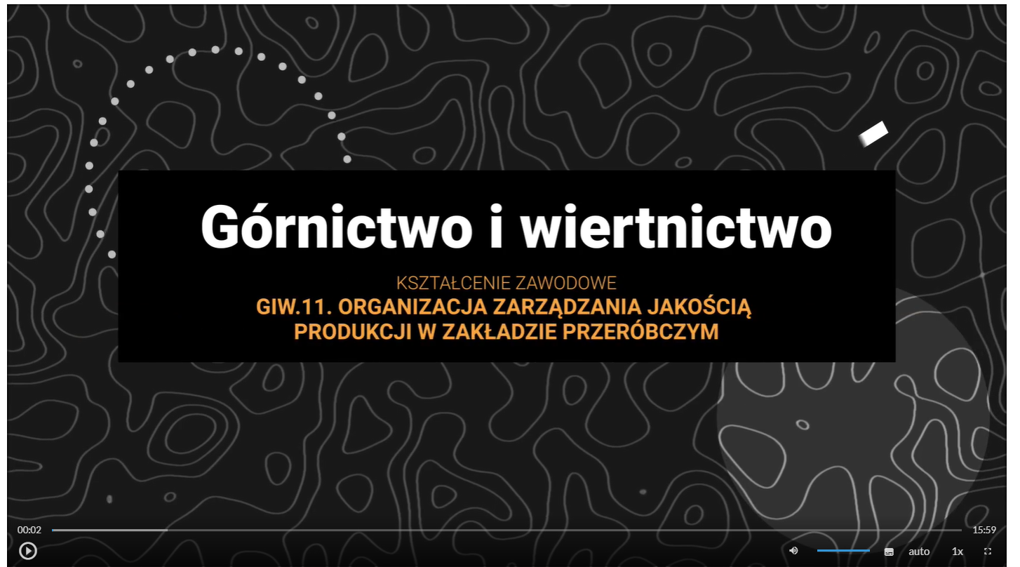 Na zdjęciu widać grafikę tytułową  w formie białych i pomarańczowych napisów na czarnym tle. W centralnej części zdjęcia znajduje się czarny prostokąt. Na nim umieszczony jest biały napis: Górnictwo i wiertnictwo. Pod napisem znajdują się pomarańczowe napisy uzupełniające brzmiące: Kształcenie zawodowe. GIW kropka 11. Organizacja zarządzania jakością produkcji w zakładzie przeróbczym.Tło ekranu stanowią szaro‑czarne kształty przypominające poziomice na mapie.