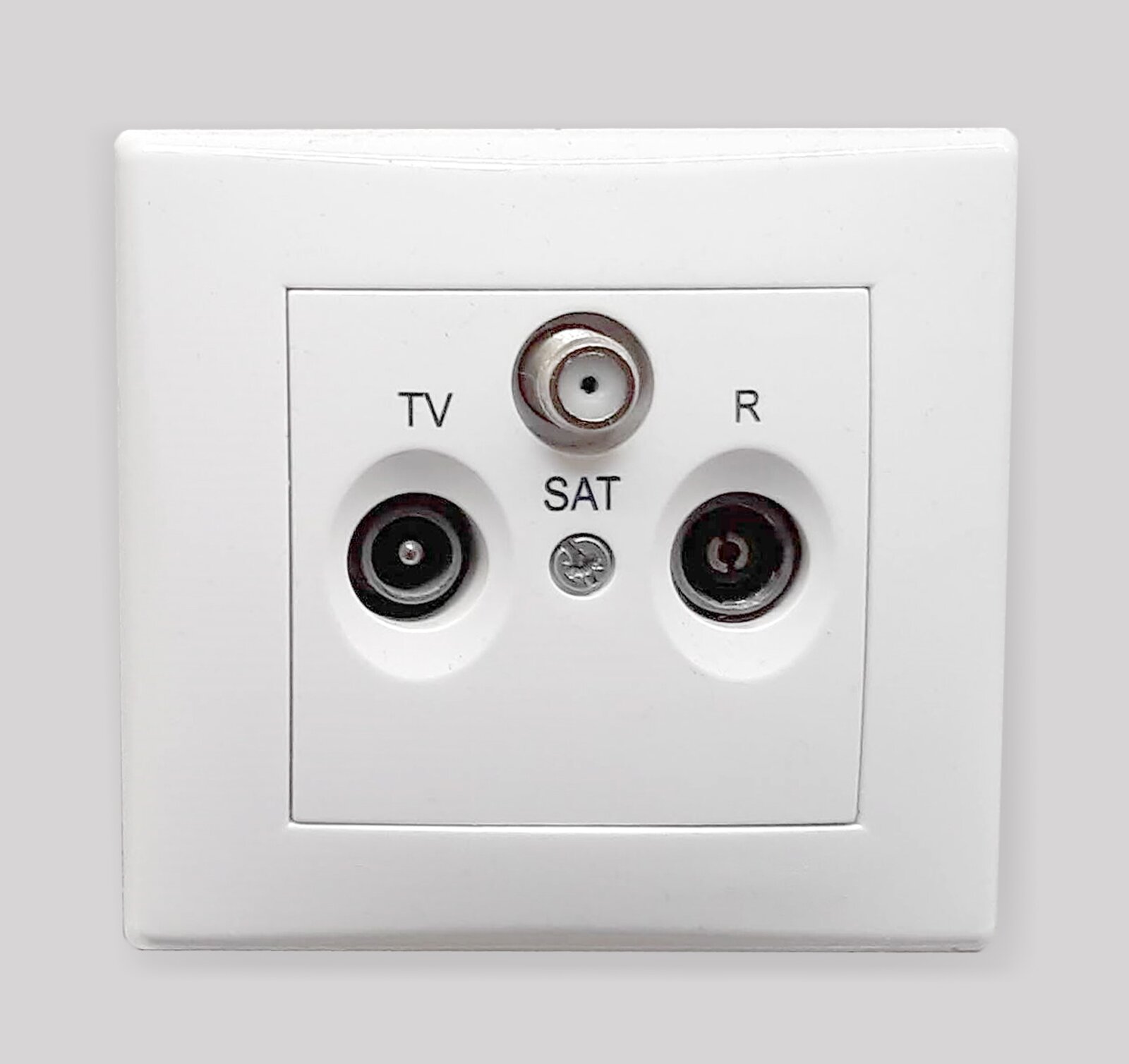 Na zdjęciu widoczne gniazdo abonenckie instalacji antenowej, montowane podtynkowo. Wewnątrz kwadratowej plastikowej ramki widoczne są trzy otwory. Pierwszy to wejście telewizyjne, drugi – wejście satelitarne, trzeci – radiowe.