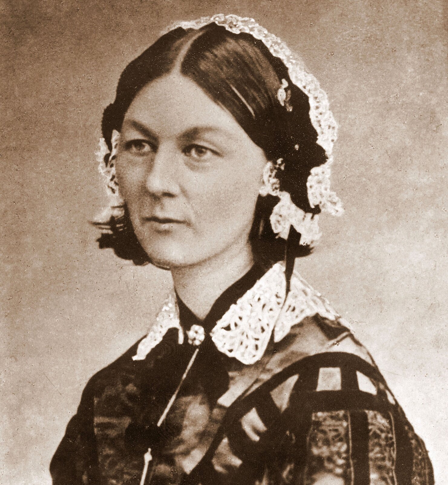 Fotografia czarno-biała przedstawiająca portret Florence Nightingale. Ubrana odświętnie, na głowie ma czepek z ręcznie haftowanych tkanin.