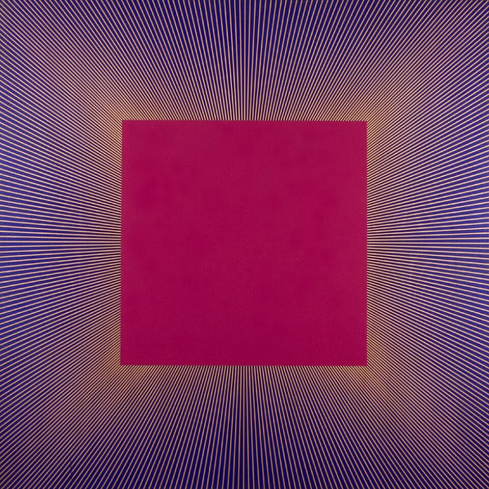 Ilustracja przedstawia dzieło Ryszarda Anuszkiewicza „Deep‑Magenta‑Square”. Na środku obrazu umieszczony jest różowy kwadrat. Od niego we wszystkich kierunkach odchodzą fioletowe linie. Całość sprawia wrażenie głębi.