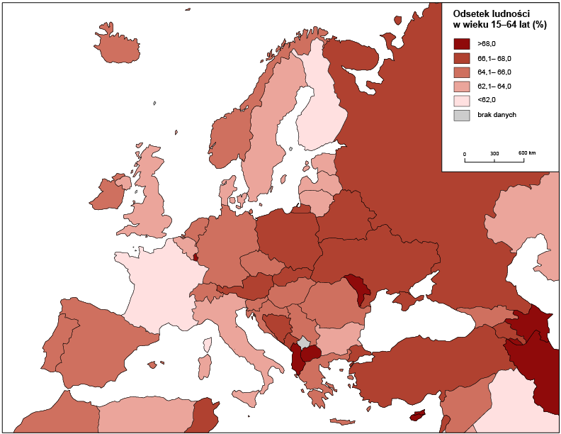Mapa Europy prezentująca odsetek ludności w wieku od piętnastu do sześćdziesięciu czterech lat w dwa tysiące dwudziestym roku.Kraje, w których odsetek wynosi sześćdziesiąt dwa procent lub mniej: Finlandia, Francja. Kraje, w których odsetek wynosi od sześćdziesięciu dwóch i jednej dziesiątej do sześćdziesięciu czterech procent: Litwa, Łotwa, Estonia, Szwecja, Dania, Wielka Brytania, Belgia, Włochy, Bułgaria. Kraje, w których odsetek wynosi od sześćdziesięciu czterech i jednej dziesiątej do sześćdziesięciu sześciu procent: Holandia, Niemcy, Szwajcaria, Norwegia, Irlandia, Islandia, Portugalia, Hiszpania, Czechy, Słowenia, Chorwacja, Węgry, Serbia, Rumunia, Grecja.Kraje, w których odsetek wynosi od sześćdziesięciu sześciu i jednej dziesiątej do sześćdziesięciu ośmiu procent: Polska, Rosja, Białoruś, Ukraina, Słowacja, Austria, Bośnia i Hercegowina, Czarnogóra, Turcja.Kraje, w których odsetek wynosi powyżej sześćdziesięciu ośmiu procent: Macedonia Północna, Albania, Mołdawia.Kosowo – brak danych.