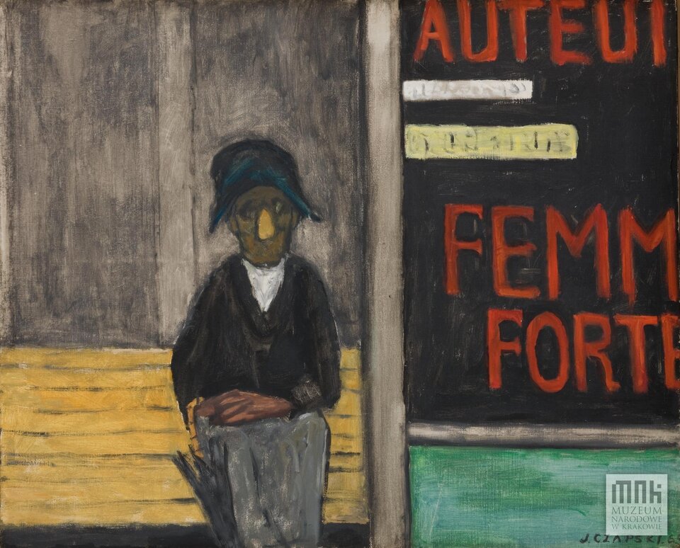 Ilustracja przedstawia dzieło Józefa Czapskiego pt. „Stara kobieta” z 1965 roku. Artysta przedstawił siedzącą na żółtej ławce kobietę. Ma brązową twarz i żółty nos. Ubrana jest w białą koszulę, czarną kurtkę i szarą spódnicę. Kobieta trzyma w ręce złożony parasol. Po prawej stronie znajduje się fragment plakatu informacyjnego, którego treści zapisane są w kolorze czerwonym.