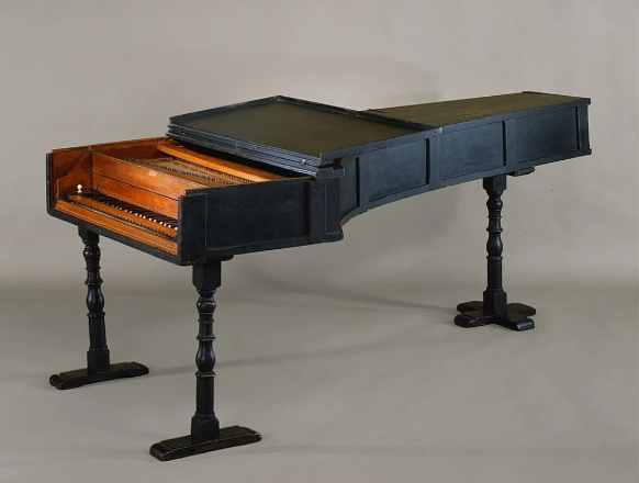 Fortepian wynaleziony przez Bartolomeo Cristoforiego: posiada drewnianą ramę i prostokątny korpus w kolorze czarnym. Jest częściowo otwarty, stoi wsparty na trzech nogach.