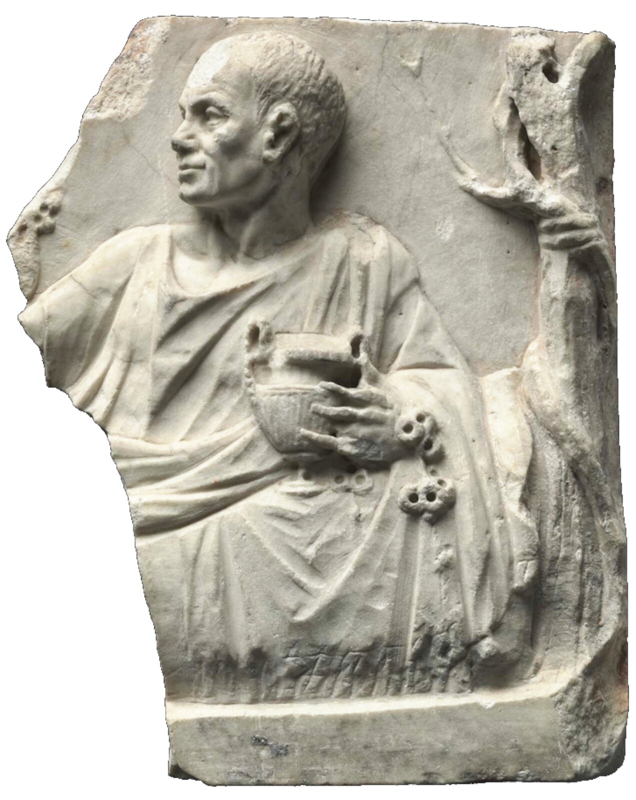 Fotografia przedstawia relief ukazujący poetę Horacego. Został on zobrazowany jako mężczyzna w podeszłym wieku o bardzo krótkich kręconych włosach. Ubrany jest w długą szatę. Siedzi na ławie, w lewej dłoni trzyma puchar. Relief jest częściowo uszkodzony; brakuje lewej części płytki.