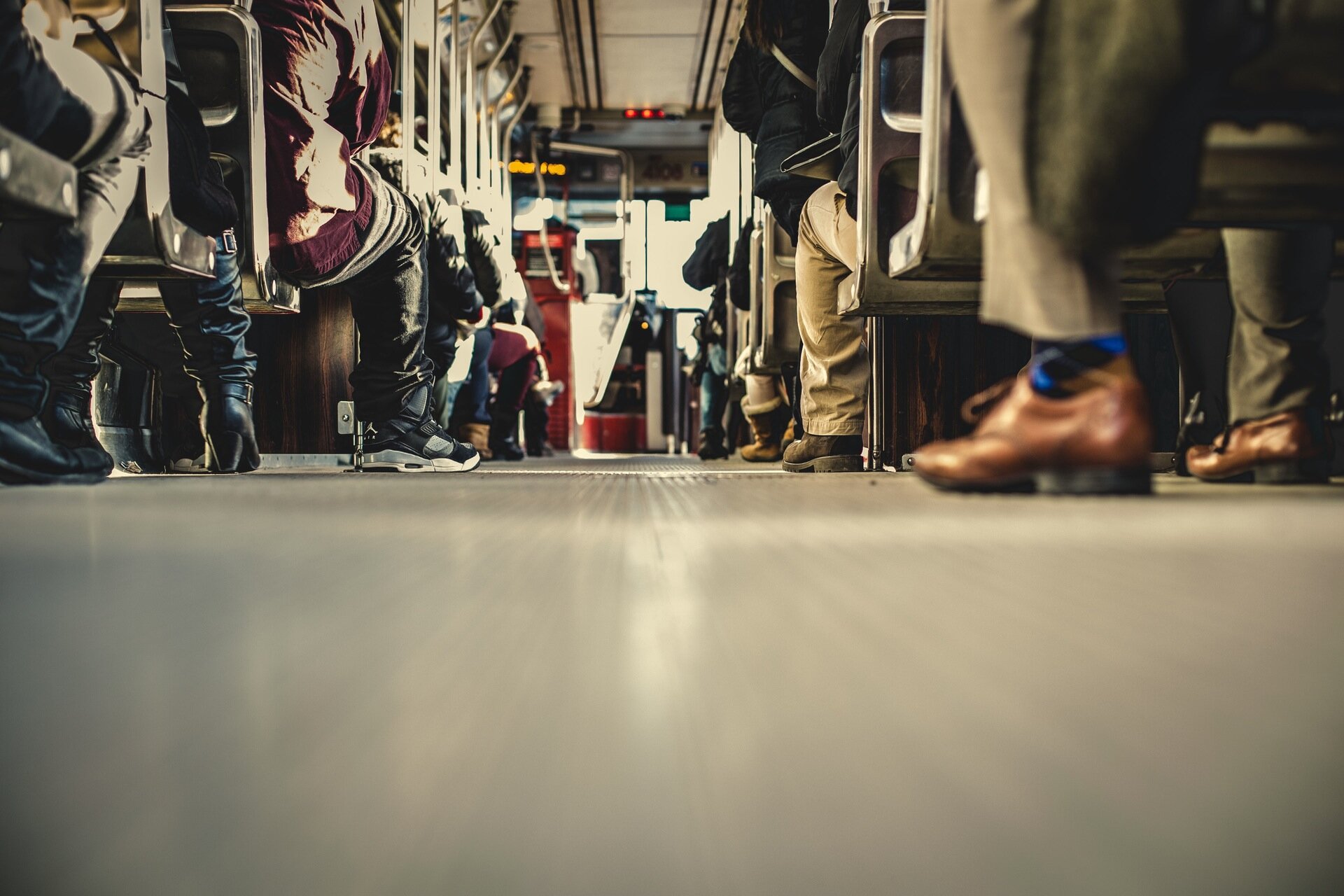 Kliknij żeby powiększyć Zbiorowość ludzi w autobusie, którzy siedzą w trakcie jazdy.
