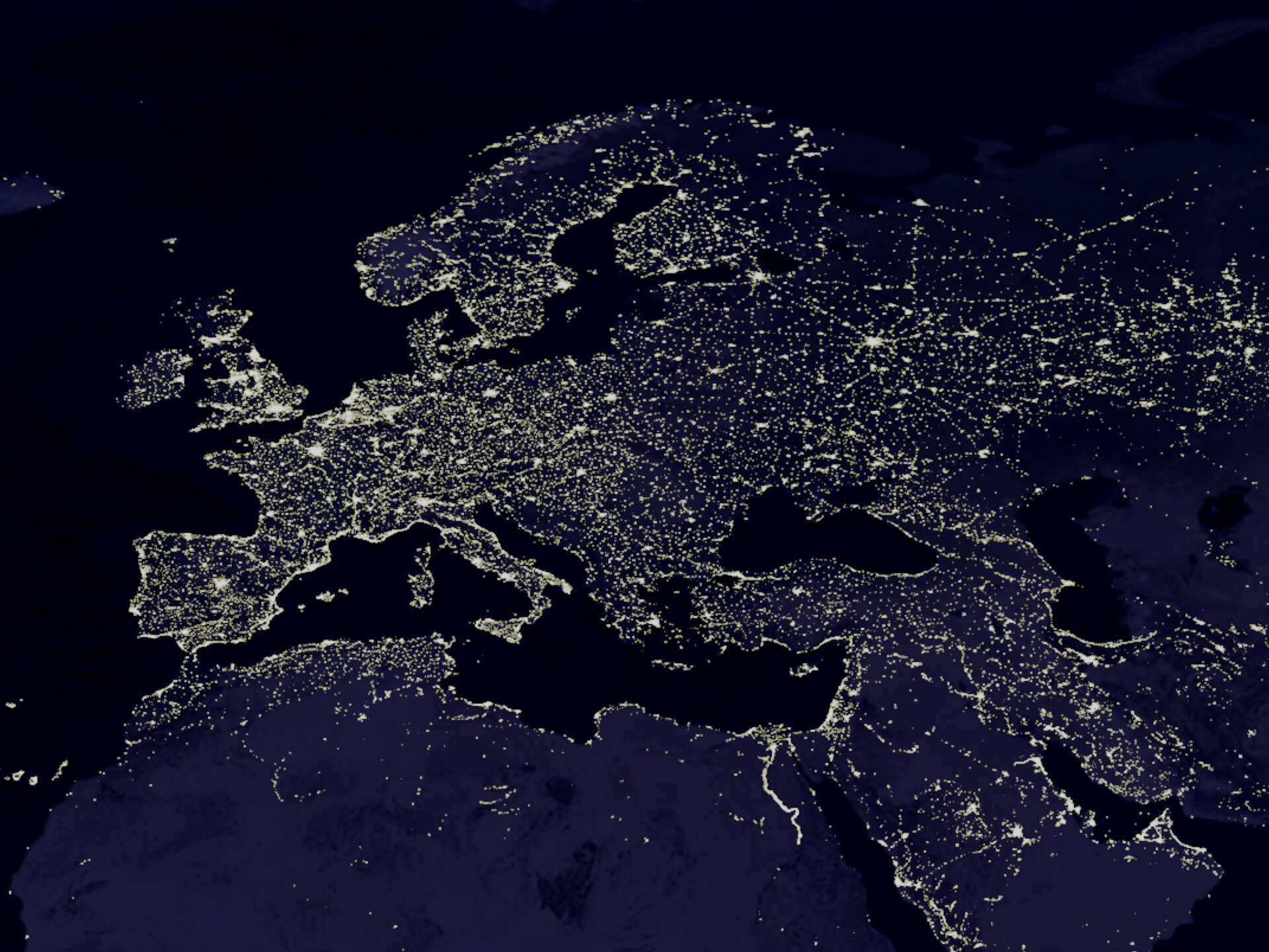 Zdjęcie przedstawia nocne satelitarne zdjęcie Europy, Afryki i Bliskiego Wschodu. Kraje Europejskie są mocno rozświetlone.