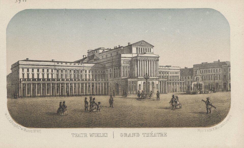 Obraz przedstawia kilkupiętrowy, dwuskrzydłowy budynek teatru. Składa się z wielu okien i arkad na parterze. Na frontowej elewacji jest wysoka kolumnada. Przed budynkiem znajduje się plac, po którym chodzą ludzie. 