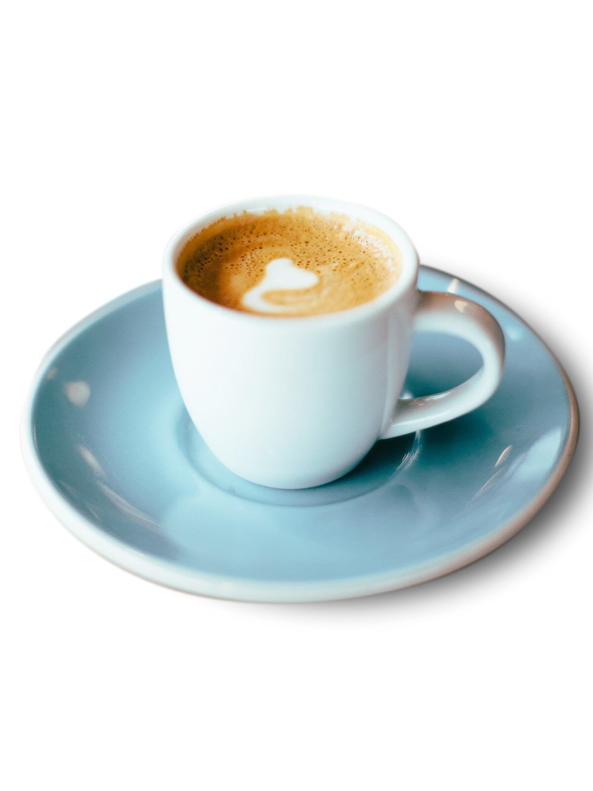 Ilustracja przedstawiająca kawę w białej filiżance, na niebieskim spodku.