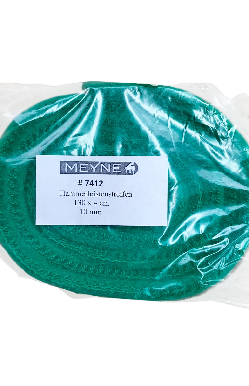 Zdjęcie przedstawia filc tkany. Widoczny jest zwój zielonego filcu w ujęciu z góry, w przeźroczystym foliowym opakowaniu z białą etykietą pośrodku, z czarnymi napisami.