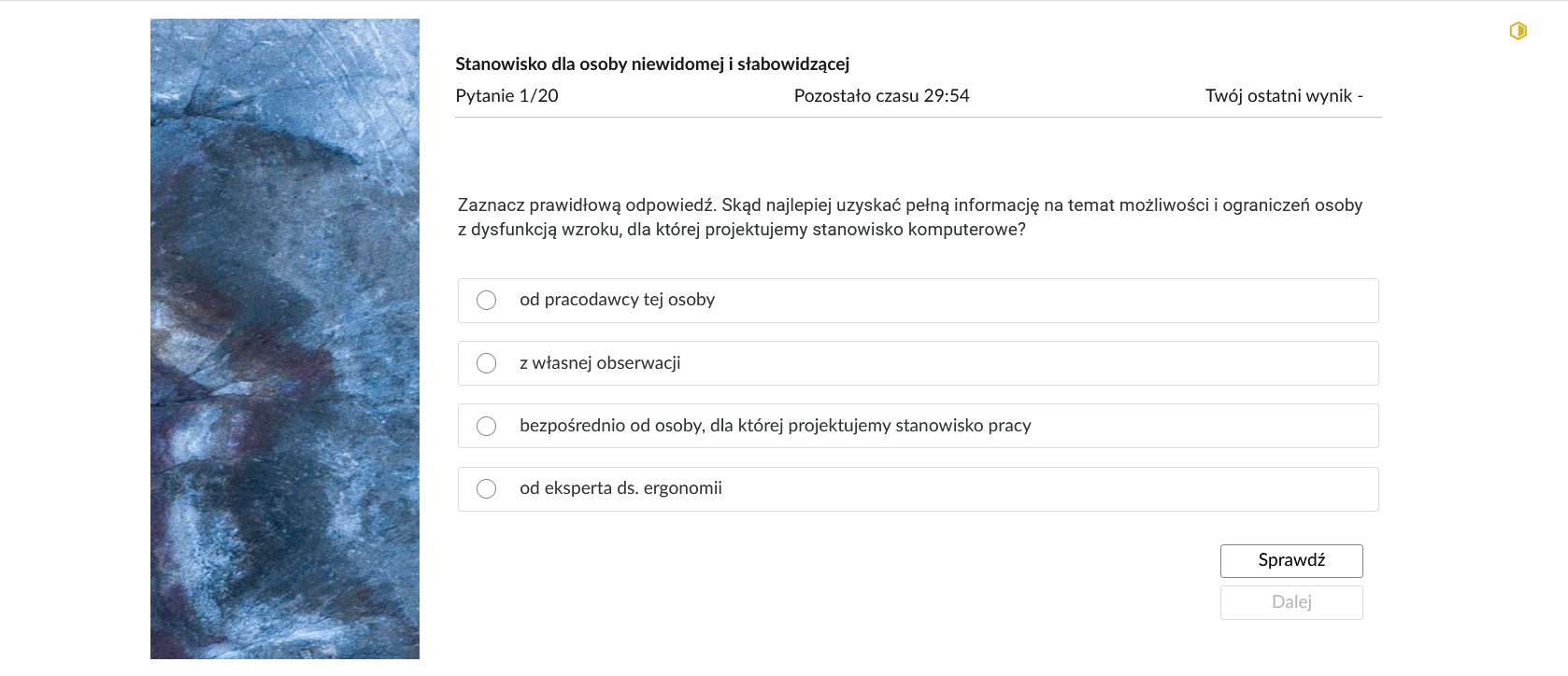 Grafika przedstawia przykładowe zadanie testowe. Ponad poleceniem widać numer pytania, czas, który pozostał na wypełnianie testu, oraz ostatni uzyskany wynik. Pod poleceniem znajdują się możliwe odpowiedzi. W prawym dolnym rogu panelu z zadaniem znajdują się dwa przyciski. Są to "Sprawdź" oraz "Dalej".