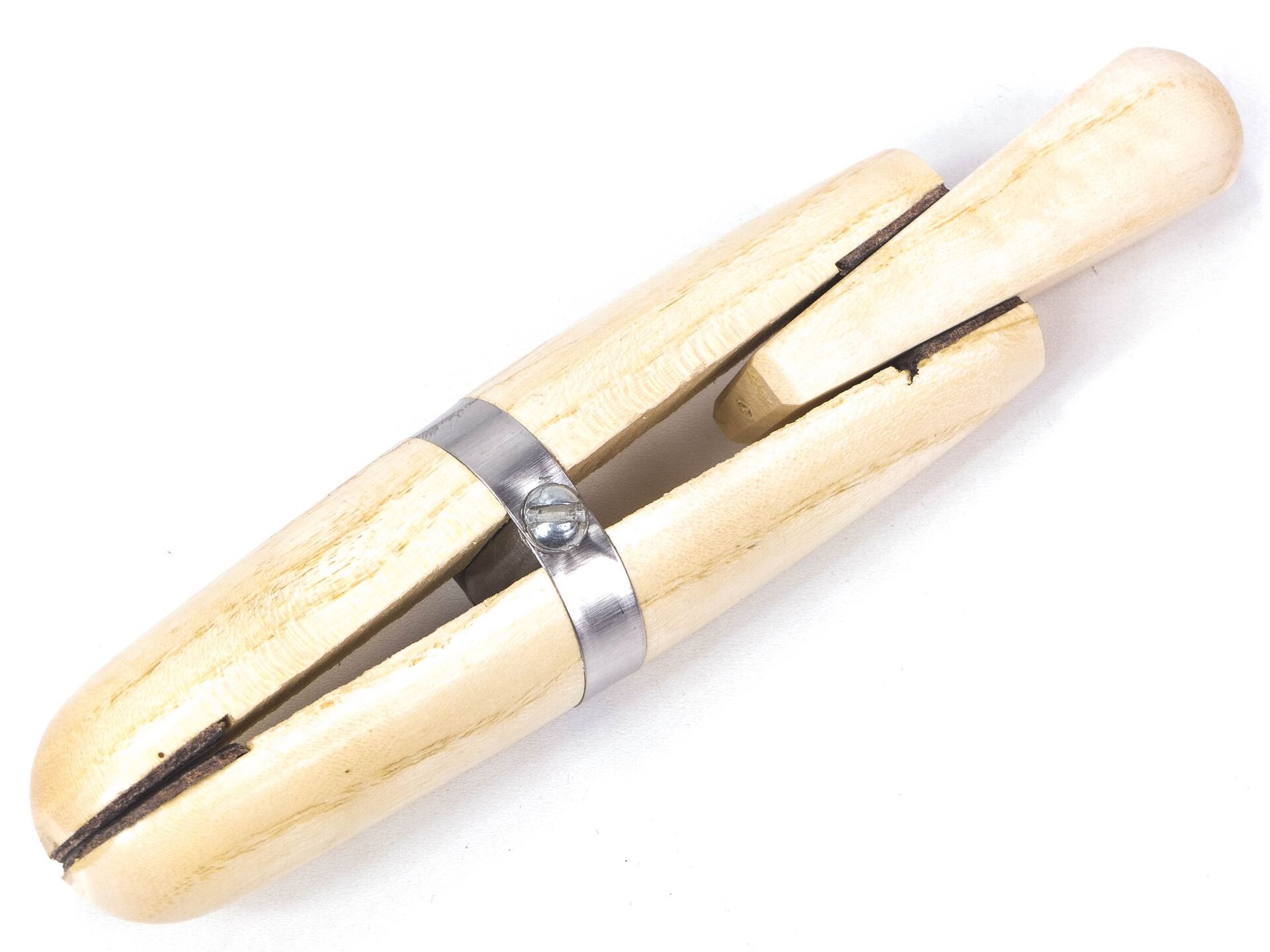 Zdjęcie przedstawia drewniany, dwustronny, półkulisty uchwyt złączony pośrodku metalową opaską. W jednym z uchwytów znajduje się niewielki trójkątny, drewniany klin.