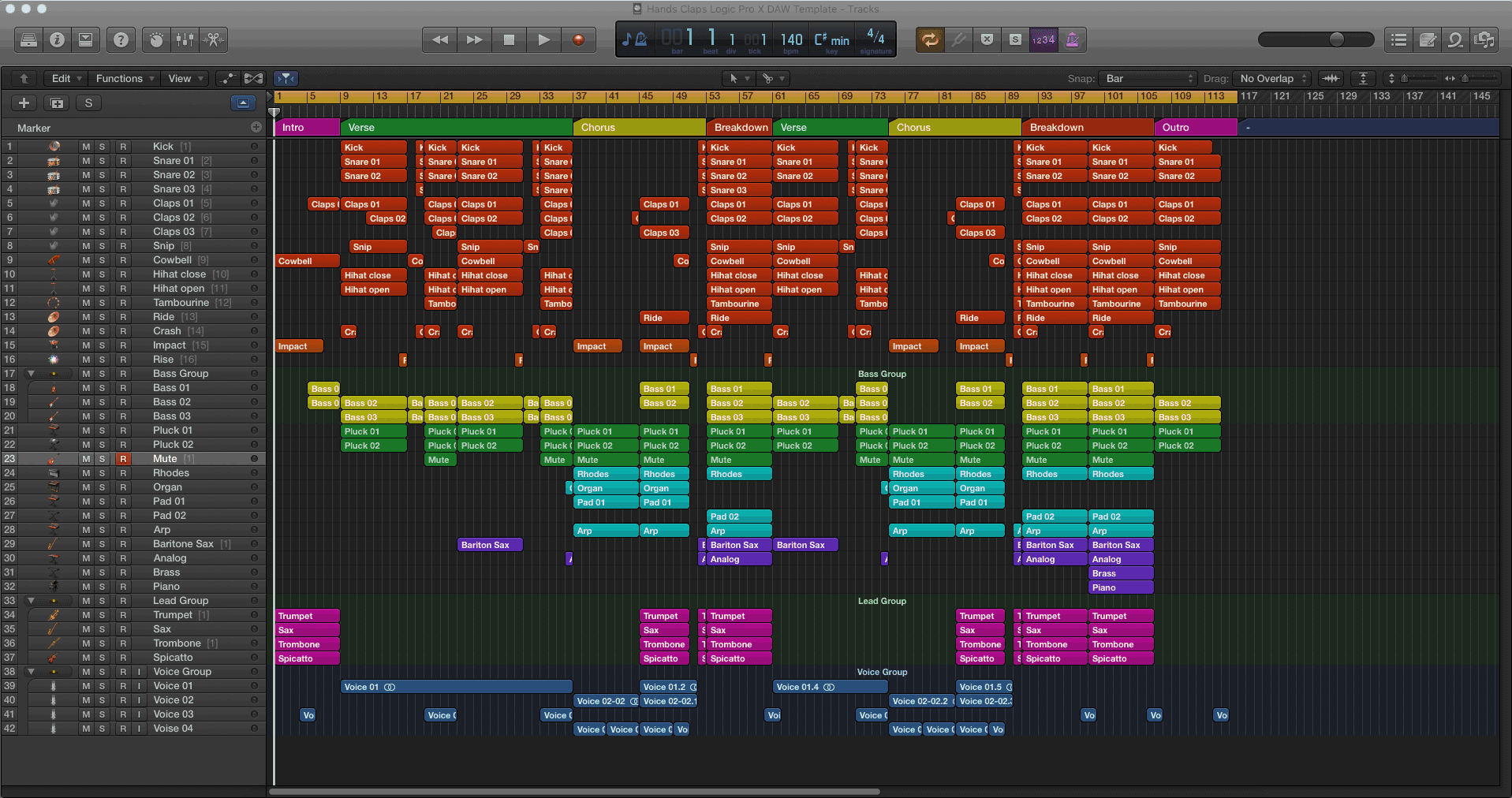 Ilustracja przedstawia interfejs graficzny programu DAW - Logic Pro. Całość jest utrzymana w motywie ciemnoszarym i składa się wyodrębnionych sekcji: górnego panelu sterowania, panelu roboczego i pionowego okna narzędziowego po lewej stronie od panelu roboczego. Przeważającą część ekranu zajmuje panel roboczy, w którym widoczne są liczne kolorowe elementy, będące odzwierciedleniem poszczególnych dźwięków dodawanych do ścieżki dźwiękowej, tworzonego utworu. Elementy te mają kształt prostokątów o długości, odpowiadającej długości trwania danych dźwięków. Kolory stanowią oznaczenia poszczególnych grup instrumentów lub efektów dźwiękowych. W górnej części panelu roboczego znajduje się podziałka czasowa oraz oznaczenia, w których momentach zaczynają się i kończą poszczególne partie utworu, takie jak: intro, zwrotka, refren. Górny panel interfejsu zawiera: ikony, służące między innymi do zatrzymywania i przewijania utworu; suwak głośności; panel z parametrami, takimi jak: ilość uderzeń na minutę, metrum; ikony ustawień. Lewą część ekranu stanowi wąskie okno narzędziowe, które zawiera różne funkcje i elementy potrzebne do komponowania utworów. Znajduje się tam lista dostępnych instrumentów i efektów dźwiękowych, gotowych do dodania do panelu roboczego.