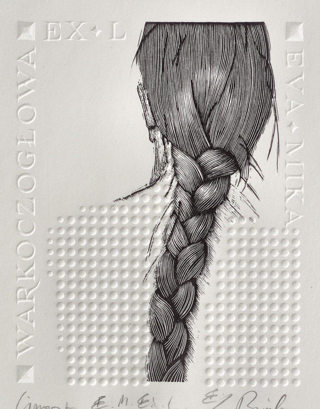 Ilustracja ukazuje głowę dziewczyny z tyłu. Włosy ma zaplecione w warkocz. Jej plecy to wklęsłe punkty. W narożach: dolnym lewym, górnym lewym i górnym prawym znajdują się wklęsłe kwadraciki. Na lewym boku wytłoczony jest tytuł, a na górnym i prawym inne napisy.