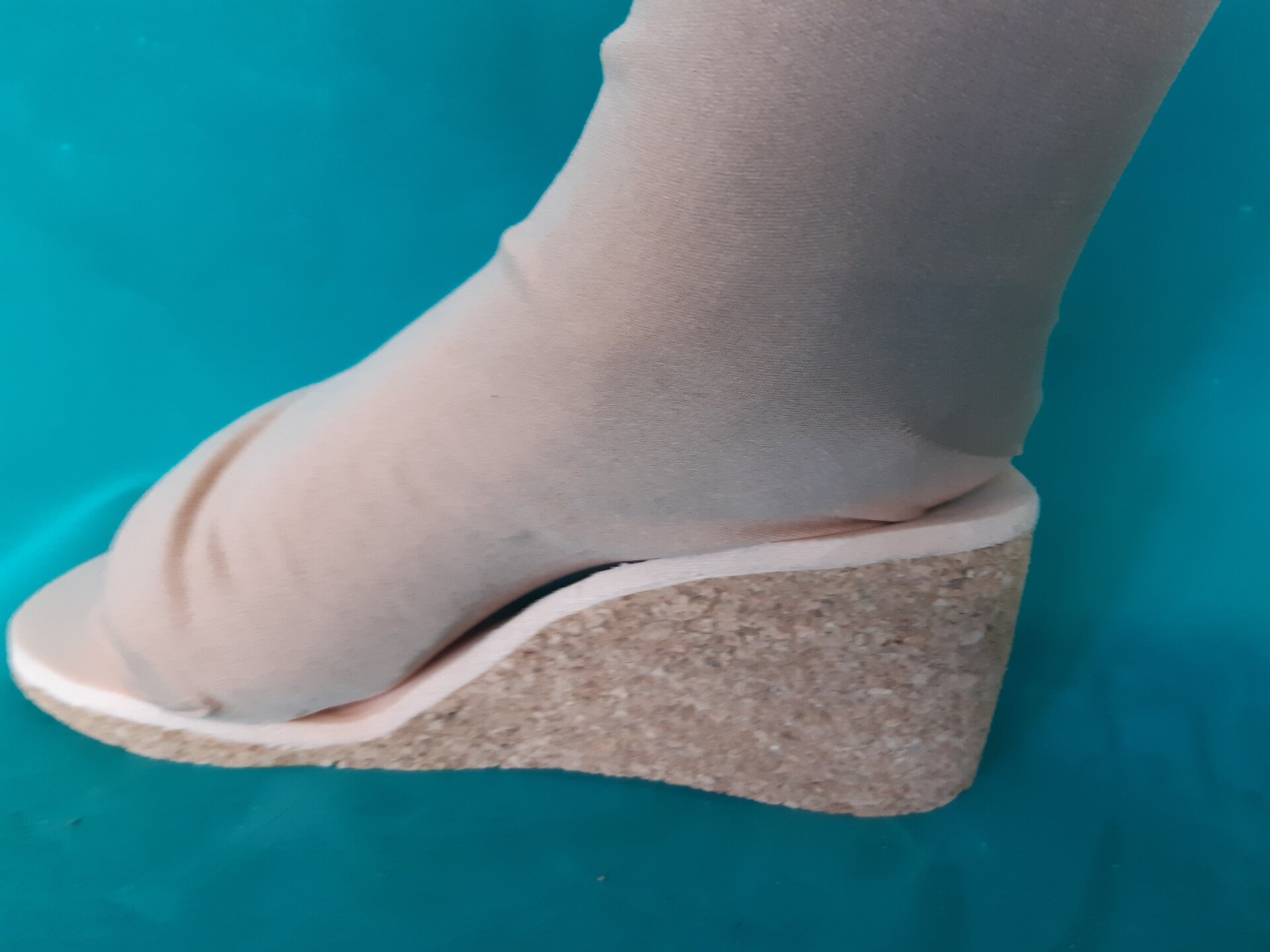 Zdjęcie przedstawia wkładkę ortopedyczną dopasowaną do stopy pacjentki. 