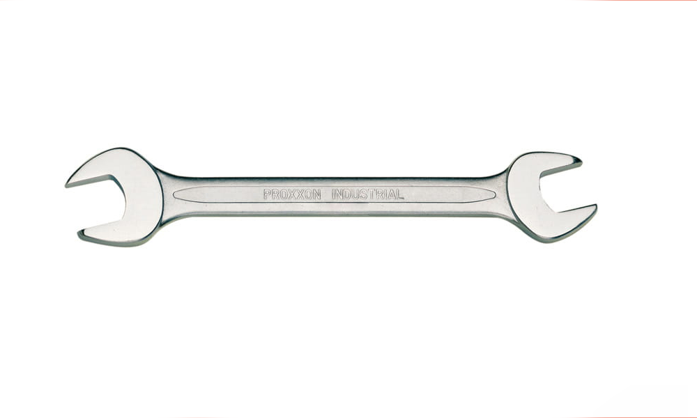 Na zdjęciu przedstawiono klucz płaski. To podłużne narzędzie zakończone z dwóch stron otworami o kształcie dopasowanym do łebków śrub.