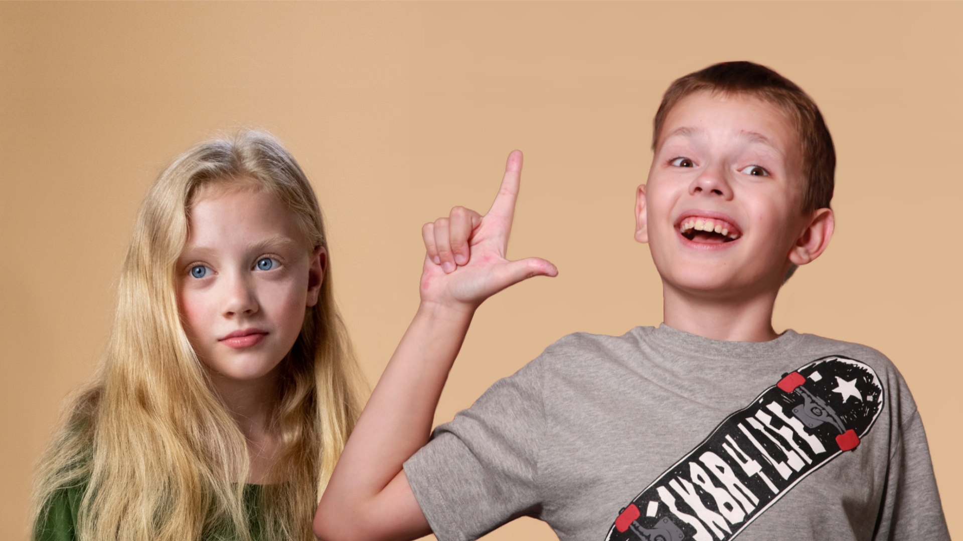 Zdjęcie przedstawia dziewczynkę i chłopca. Po lewej znajduje się dziewczynka z długimi włosami. Po prawej uśmiechnięty chłopiec. Palce podniesionej prawej dłoni układa w kształt litery L.