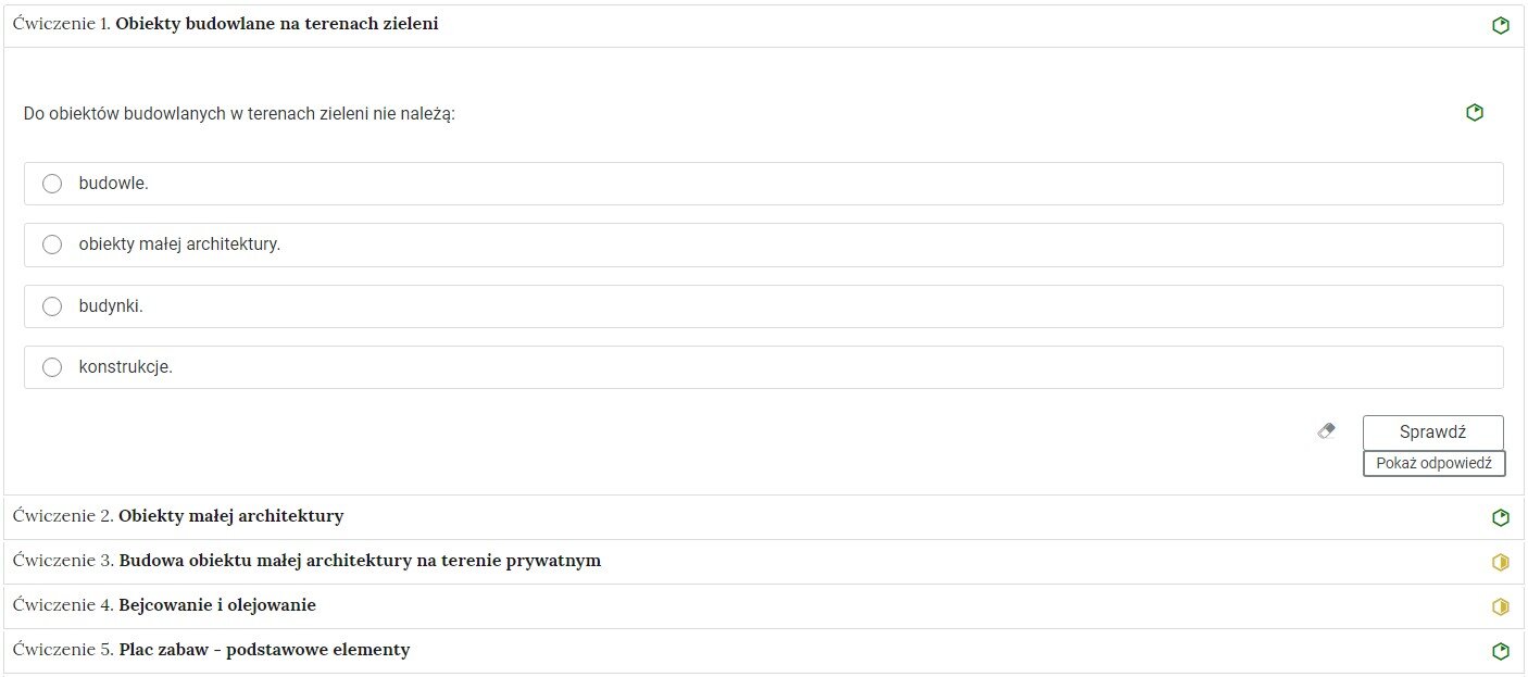 Grafika przedstawia przykładowe ćwiczenie jednokrotnego wyboru w harmonii. Na grafice znajduje się harmonia składająca się z pięciu wierszy. Wewnątrz każdego z nich został umieszczony numer ćwiczenia wraz z nazwą działu, którego dotyczy. Z boku dodatkowo znajduje się ikonka w kształcie sześciokąta oznaczająca poziom trudności. Zielona oznacza łatwy, żółta średni, a czerwona trudny. Na grafice znajduje się pięć ćwiczeń. Wiersz z ćwiczeniem pierwszym jest rozwinięty. Pod nim znajduje się szerokie okienko. W nim zawiera się ćwiczenie jednokrotnego wyboru. Składa się z polecenia, pod którym usytuowane są możliwe odpowiedzi. Są cztery. Przy każdym znajduje się kółko z czarnym obramowaniem i białym wypełnieniem. Jego zaznaczenie oznacza wybranie danej odpowiedzi jako prawidłowej. Na samym dole umieszczony jest prostokąt z czarnym obramowaniem i białym wypełnieniem. Wewnątrz niego znajduje się napis: Sprawdź. Pod przyciskiem umieszczony został natomiast napis: Pokaż odpowiedź. Dodatkowo z boku znajduje się ikonka gumki. Jej wciśnięcie spowoduje wymazanie dotychczasowo zaznaczonych odpowiedzi.