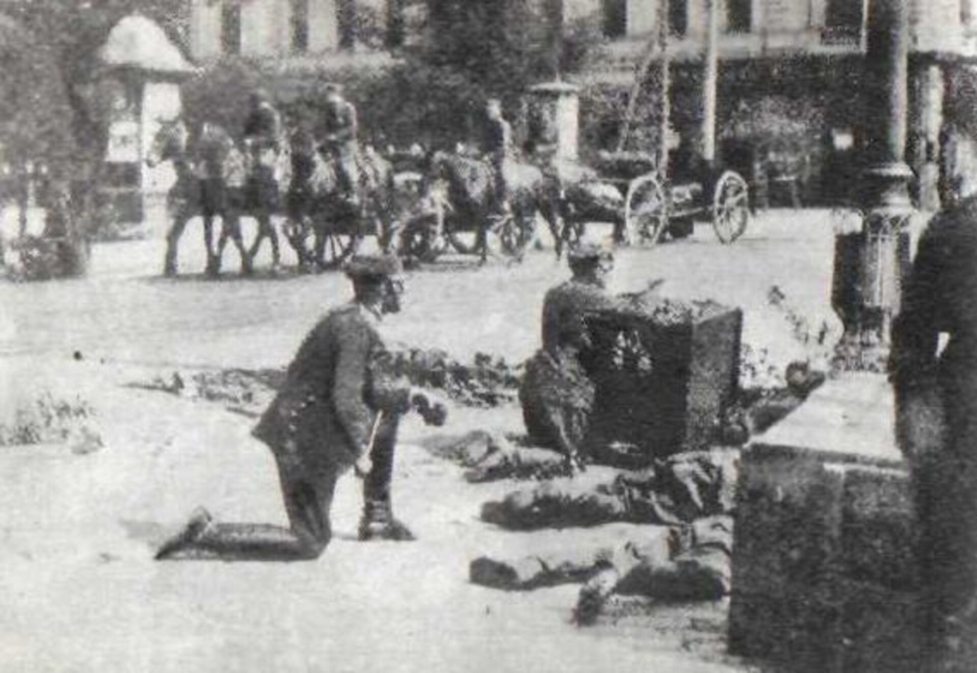 Fotografia czarno-biała przedstawiająca walki podczas majowego zamachu stanu.