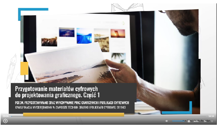 Grafika przedstawia widok ujęcia początkowego sekwencji filmowej zatytułowanej Przygotowanie materiałów cyfrowych do projektowania graficznego. Na grafice widać pasek sterowania filmem, który zawiera przycisk startu film, suwak głośności filmu, przycisk włączenia napisów, przycisk wyboru jakości odtwarzanego filmu, przycisk wyboru prędkości odtwarzania filmu oraz przycisk włączenia pełnego ekranu. 