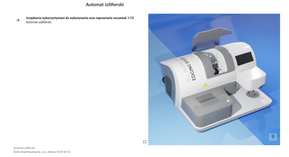 Przykładowy wygląd galerii zdjęć. Od góry mamy: tytuł Urządzenia wykorzystywane do wykonywania oraz naprawiania soczewek 1/15. Pod nim tekst automat szlifierski, slajd ze zdjęciem automatu szlifierskiego. W lewym dolnym rogu  znajduje się podpis: Automat szlifierski, podane jest źródło: English square spółka z o. o., podana jest licencja.
