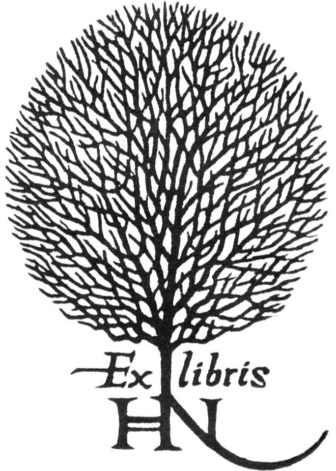 Obraz przedstawia narysowane drzewa bez liści, z wieloma gałęziami o podobnych rozmiarach, które niemal całkowicie wypełniają półkolistą przestrzeń drzewa. Po drzewem, którego konar oddziela słowa Ex libris, gdzie zamiast w korzenie, konar przechodzi w połączone litery H N.