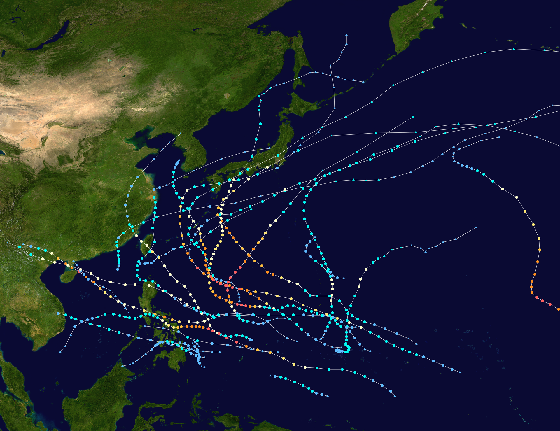 Na ilustracji zdjęcie lotnicze Azji Wschodniej z zaznaczonymi trasami przemieszczania się tajfunów. Wiele kolorowych krzyżujących się tras o podobnym przebiegu. Tajfuny nadciągają znad Oceanu Spokojnego w kierunku wysp a następnie zawracają z powrotem w kierunku oceanu.