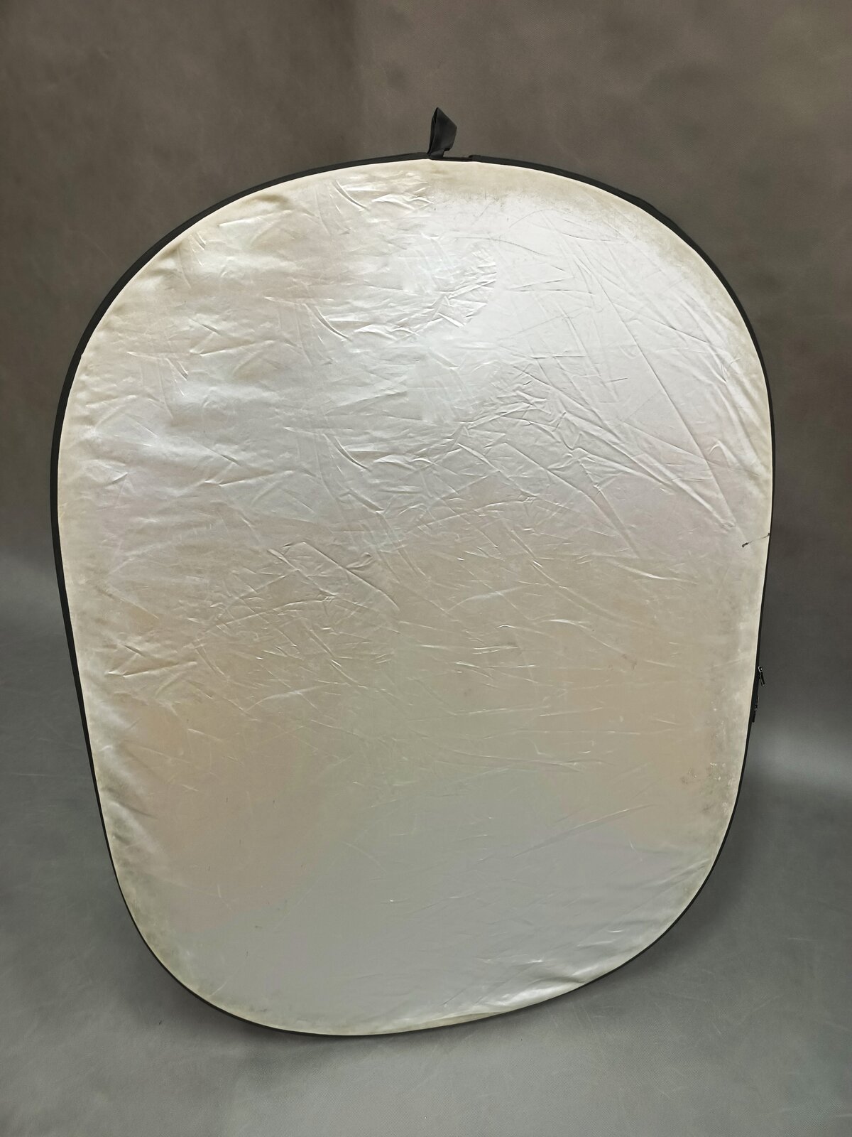 Zdjęcie przedstawia srebrną stronę blendy czyli specjalnej foli służącej do odbijania światła.