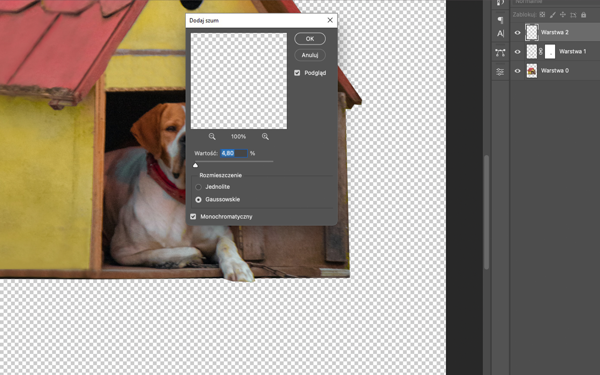 Ilustracja przedstawia okno programu. W obszarze roboczym jest zdjęcie psa siedzącego w budzie. Tło stanowią białe i szare drobne kwadraty. Na tle obrazka jest okno dialogowe o nazwie: Dodaj szum. Tam zaznaczono wartość: 4,80%. Zaznaczono opcję: Gaussowskie oraz Monochromatyczny. Po prawej stronie jest panel dotyczący warstw. Są trzy warstwy: Warstwa 2, Warstwa 1, Warstwa 0. Wybrano Warstwę 2. 