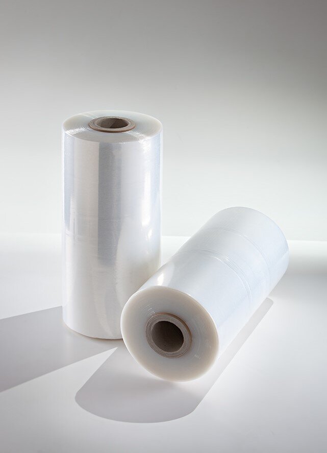 Zdjęcie przedstawia dwie rolki folii z tworzyw sztucznych.
