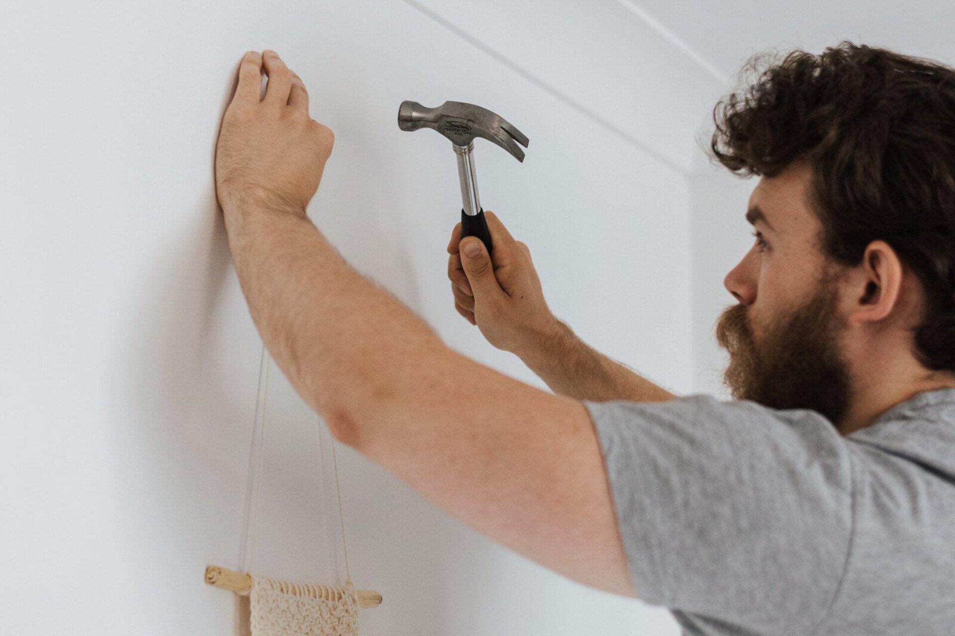 Ilustracja przedstawia konserwatora.