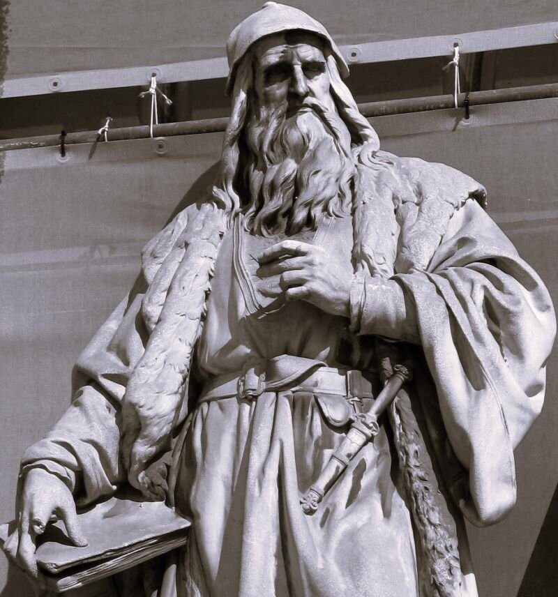 Ilustracja przedstawia wizerunekLeonarda da Vinci, który jest fragmentem pomnika wykonanego z piaskowca, przedstawiającego całą postać. Artysta i konstruktor przedstawiony został jako dostojny mężczyzna z brodą i długimi włosami, w czepcu, sukmanie i ciężkim płaszczu z szerokimi rękawami. Za pasem ma sztylet, który był uważany za symbol honoru i dumy. W prawej ręce trzyma księgi, lewą opiera na piersi, patrzy w dal.