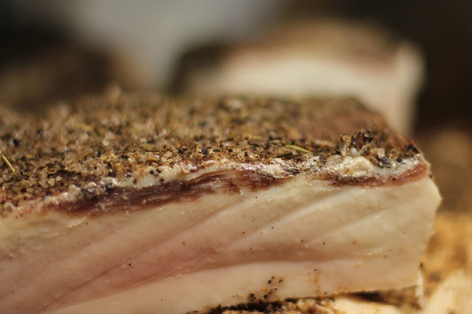 Na grafice ukazano kawałek słoniny z przyprawami na wierzchu. 