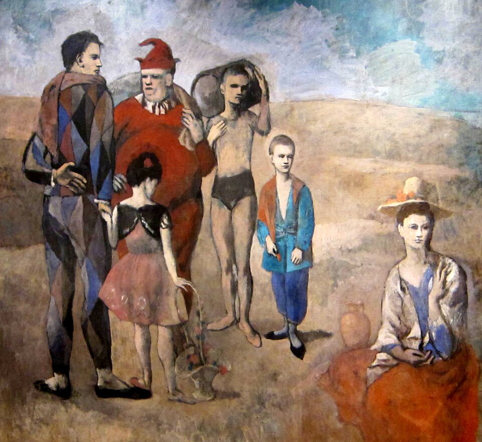 HS‑178‑FOTO7 Ilustracja przedstawia obraz Pablo Picasso pt. „Rodzina kuglarzy”. Na obrazie znajduje się kilka osób. Są to dorośli oraz dzieci. Przedstawiona została rodzina kuglarzy. W prawym dolnym rogu znajduje się kobieta w długiej sukni i kapeluszu na głowie. Pozostali bohaterowie stoją z lewej strony obrazu: mężczyzna w kraciastym kostiumie, mężczyzna w czerwonym kostiumie, półnagi młodzieniec z beczką, chłopiec w niebieskim kostiumie oraz dziewczynka w różowej sukience z koszykiem. W tle widoczne są pagórki.