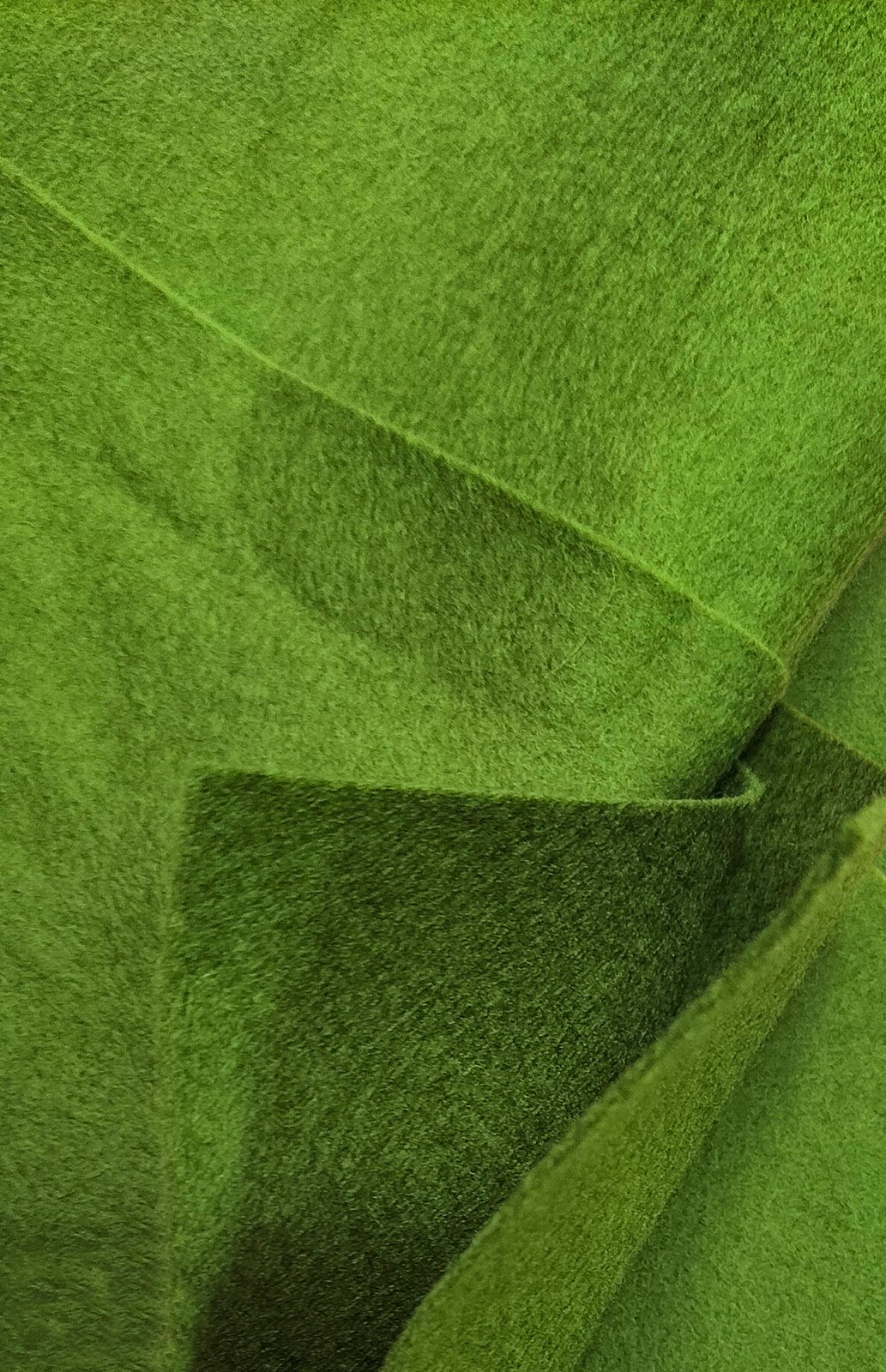 Zdjęcie przedstawia sukno stosowane w pianinach i fortepianach do wyklejania poduszek pod struny. Widoczne jest rozwinięte sukno w kolorze zielonym.