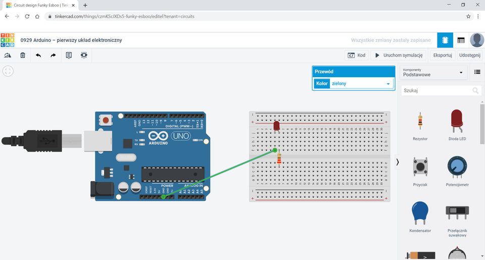 Na zrzucie ekranu przedstawione jest środowisko Tinkercad.  Ponad obszarem roboczym znajduję się tytuł: 0929 Arduino – pierwszy układ elektroniczny. W obszarze roboczym znajdują się obok siebie płytka Arduino oraz płytka stykowa z trzydziestoma wierszami. Wiersze ponumerowano od 1 do 30. Poszczególne kolumny płytki stykowej podpisano. Na górnym obszarze: j i h g f. Na dolnym obszarze: e d c b a. Na płytce stykowej umieszczono rezystor w pozycji pionowej oraz czerwoną diodę LED. Rezystor ma oznaczenia kolejno od góry: złoty, czerwony, czarny, brązowy. Jedną nogę rezystora umieszczono w kolumnie f w wierszu 6, drugą w kolumnie d w wierszu 6. Jedną nogę diody umieszczono w kolumnie j w wierszu 5, a druga w kolumnie j w wierszu 6. Nad płytką stykową znajduję się okno Przewód. W oknie tym znajdują się pole Kolor z wybraną wartością zielony. Z pinu GND Arduino poprowadzono prosty zielony przewód, którego drugi koniec umieszczono na płytce stykowej w kolumnie f w wierszu 5. Po prawej stronie obszaru roboczego znajduje się okno z komponentami.