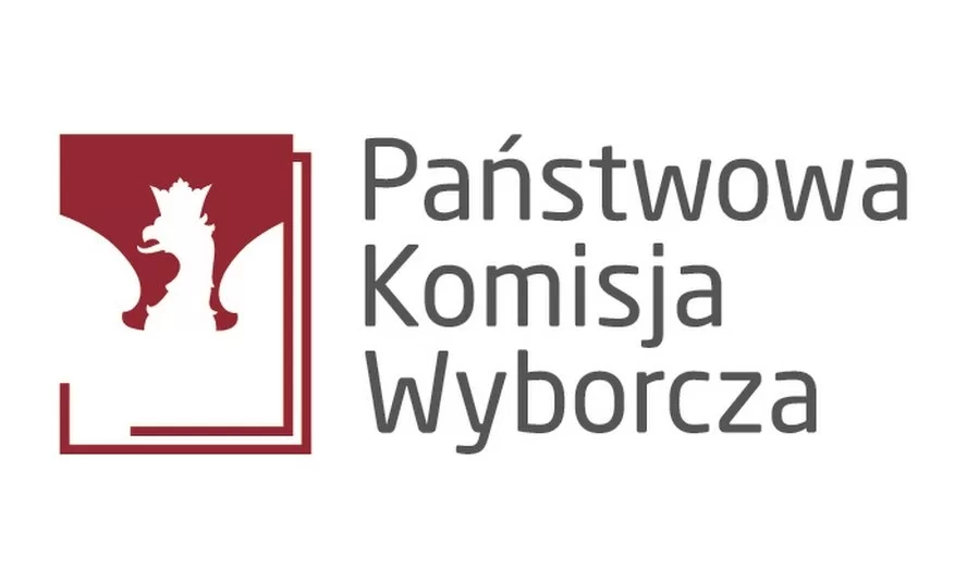 Ilustracja przedstawia logotyp Państwowej Komisji Wyborczej. Po lewej stronie znajduje się biały orzeł w koronie na czerwonym tle. Po prawej jest napis Państwowa Komisja Wyborcza.