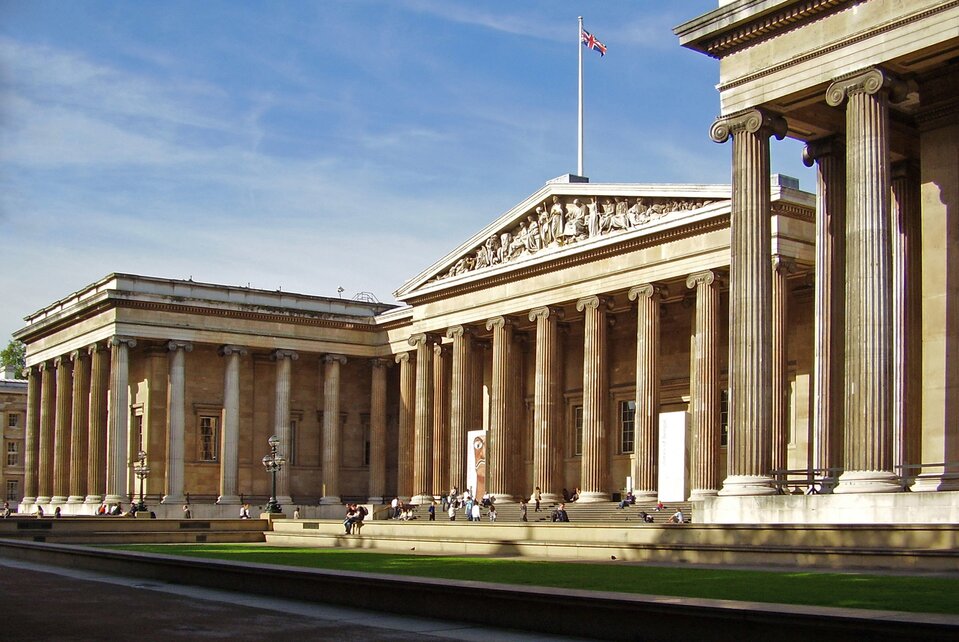 Na zdjęciu jest przedstawiona budowla wzniesiona w stylu  świątyni greckiej. Składa się z kolumnady w stylu jońskim, zwieńczonej tympanonem  ozdobionym płaskorzeźbami nad frontem budowli. Dwa skrzydła budowli z kolumnami są wysunięte do przodu względem portyku. Świątynia ma dwuspadowy dach.  Do wejścia budynku prowadzą schody.