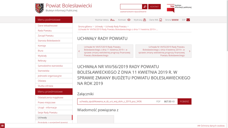 Grafika przedstawiająca stronę internetową Biuletynu Informacji Publicznej. W lewej kolumnie znajduje się menu, w którym zamieszczone są główne hasła np” Dane teleadresowe, Rada Powiatu, Zarząd Powiatu, Komisje, Biura, Wydziały, Referaty i tak dalej. W górnej części strony znajduje się pasek wyszukaj, w które można wpisać poszukiwane na portalu hasło. Na głównej stronie zamieszczono informacje o uchwałach Rady Powiatu. 
