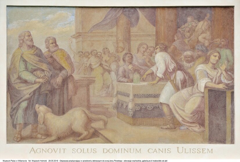 Kolorowy fresk przedstawiający grupę mężczyzn i kobiet. Po lewej stronie obrazu znajdują się dwa mężczyźni z białymi włosami i brodami, którzy ubrani są w niebiesko‑żółte szaty. U stóp jednego z nich znajduje się duży, jasny pies. Po prawej stronie obrazu dwa marmurowe stolik. Przy jednym siedzi młodzieniec w białej szacie z podniesioną do góry ręką. Przy drugim stoliku dyskutują mężczyźni. Jeden z nich trzyma kielich, przed nim stoi okrągła, zielona butelka. W tle stłoczony tłum kobiet i mężczyzn, marmurowe kolumny, ściana. 