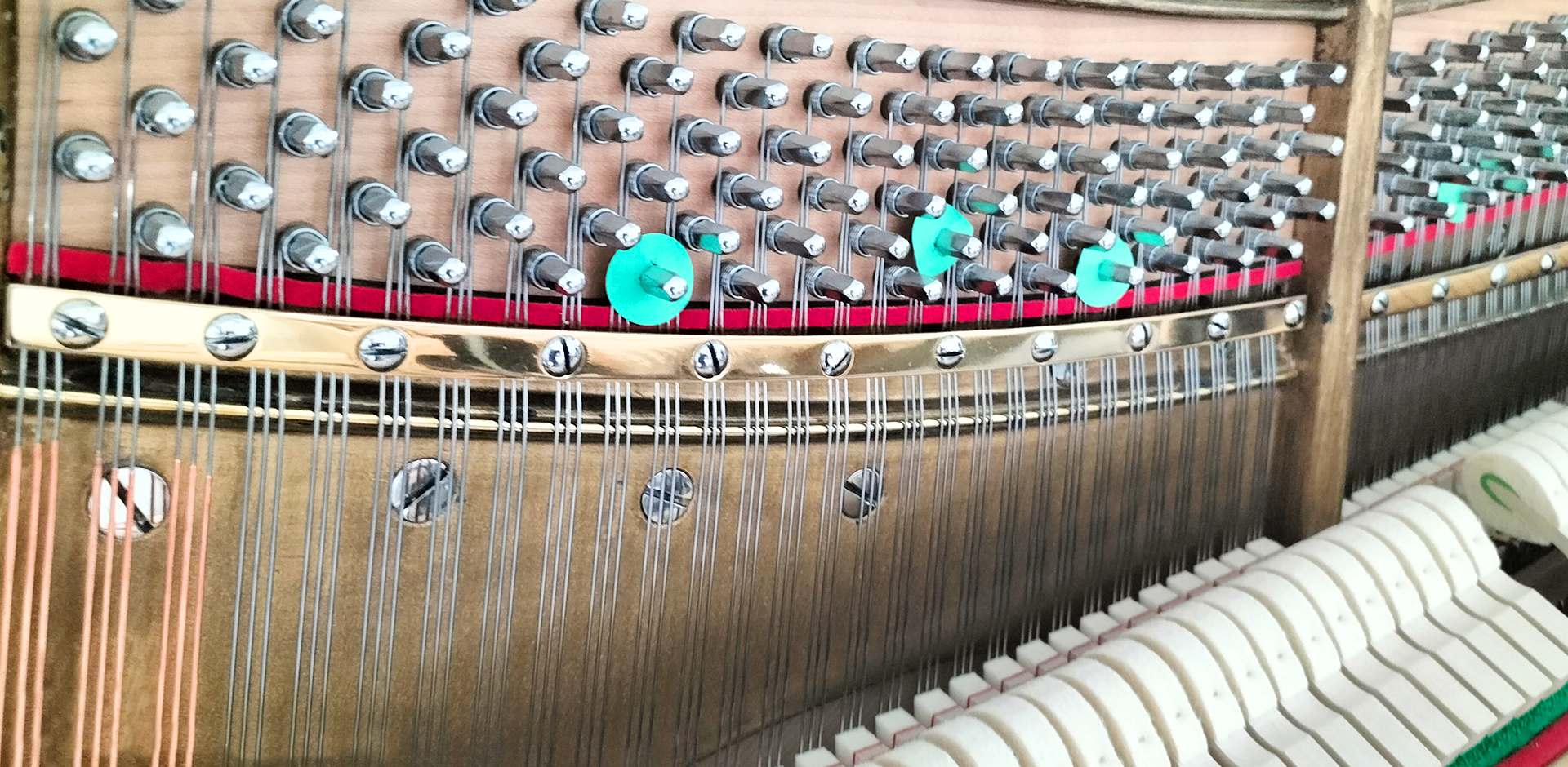 Zdjęcie przedstawia młotki filcowe i podklejkę filcową bitą w pianinie.