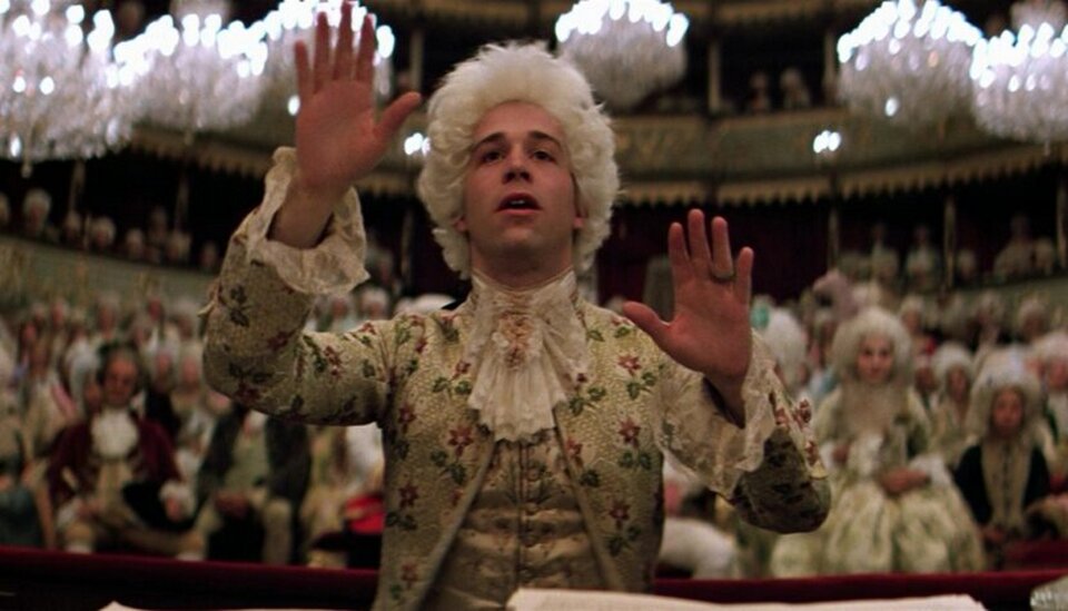 Kadr przedstawiający Mozarta z filmu „Amadeusz” w reżyserii Miloša Formana, film.org.pl, Materiał wykorzystany na podstawie art. 29 ustawy o prawie autorskim i prawach pokrewnych (prawo cytatu)