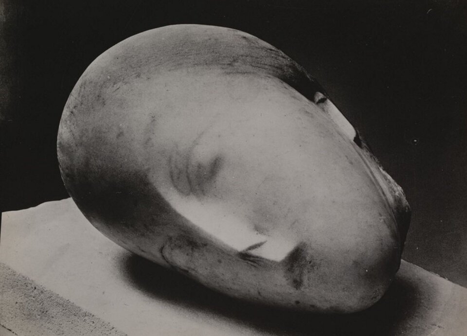 Ilustracja interaktywna przedstawia rzeźbę „Uśpiona muza” Brâncușiego. Rzeźba przedstawia głowę kobiety leżącą swobodnie na boku,  na podeście. Oczy i usta są tylko zarysowane, nos nienaturalnie długi. 

