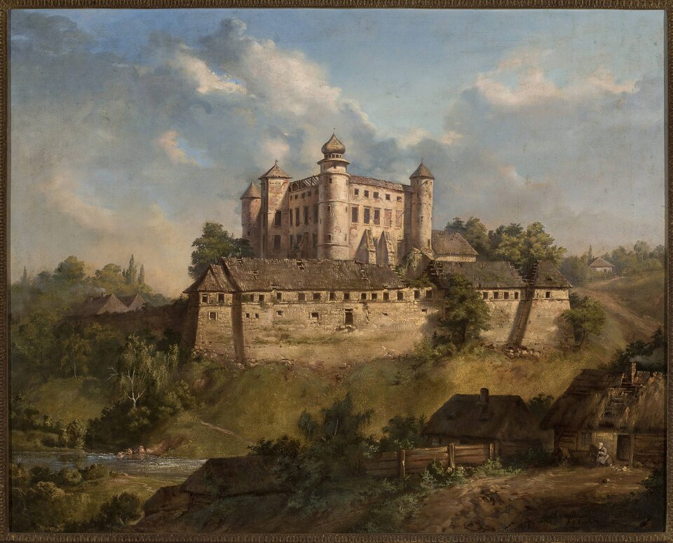 Ilustracja przedstawia pejzaż. Na pierwszym planie stoją dwie niskie drewniane chaty. Za nimi ciągnie się wąska rzeka. Na trzecim panie, na wzgórzu stoi zamek otoczony dość wysokim murem. W rogach budynku znajdują się cztery baszty zwieńczone stożkowymi hełmami. Wokół zamku rosną drzewa. W tle zachmurzone niebo.