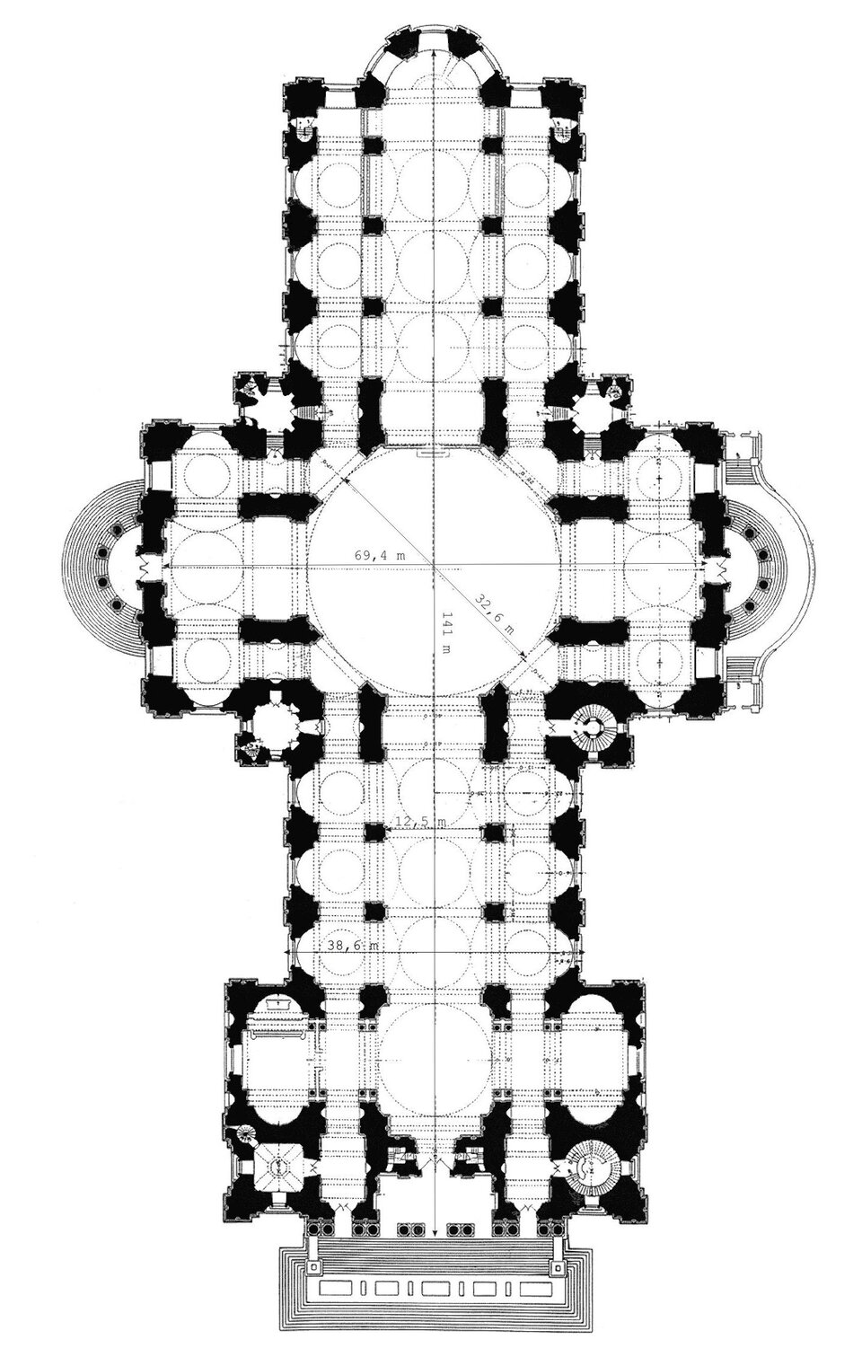 Czarno‑biały rzut poziomy kościoła o planie krzyża z dużą centralną kopułą. W środku znajduje się okrągła przestrzeń przykryta kopułą, od której odchodzą cztery ramiona nawy z bocznymi kaplicami i filarami podtrzymującymi sklepienia. Na planie zaznaczono także wymiary poszczególnych części budowli.