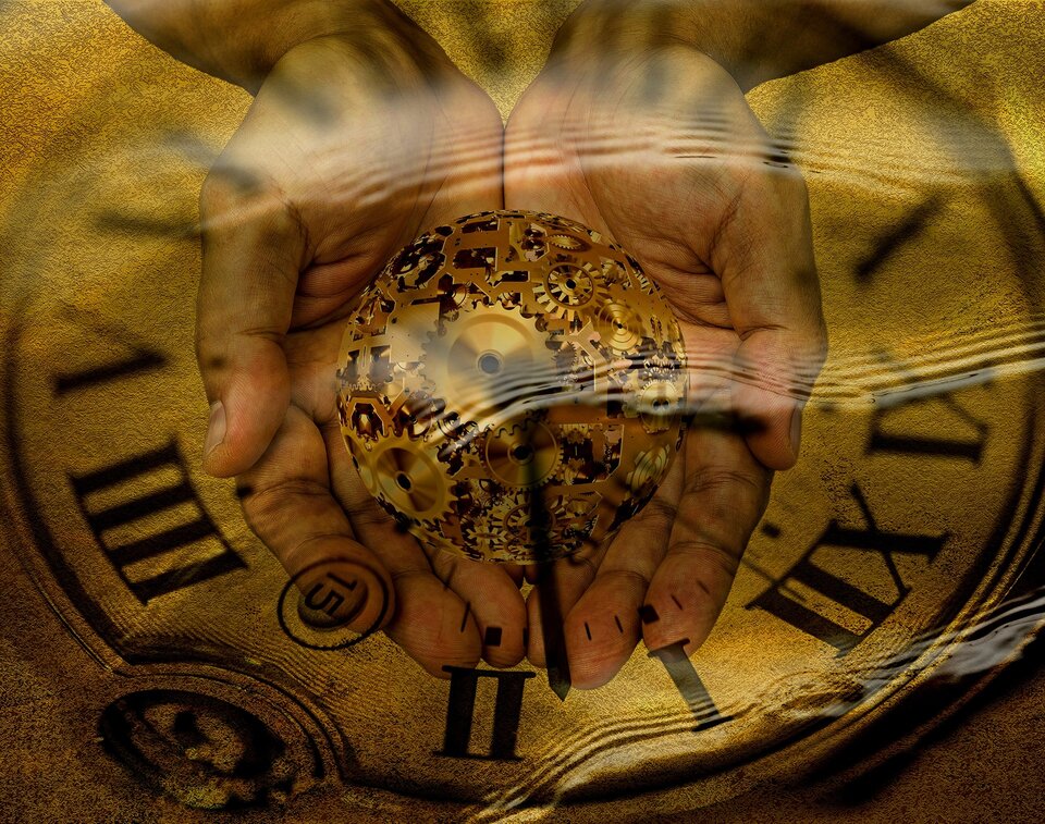 Grafika przedstawia dwie dłonie odwrócone spodnią stroną. W dłoniach znajduje się kula zrobiona z kół zębatych. W tle znajduje się tarcza zegara.