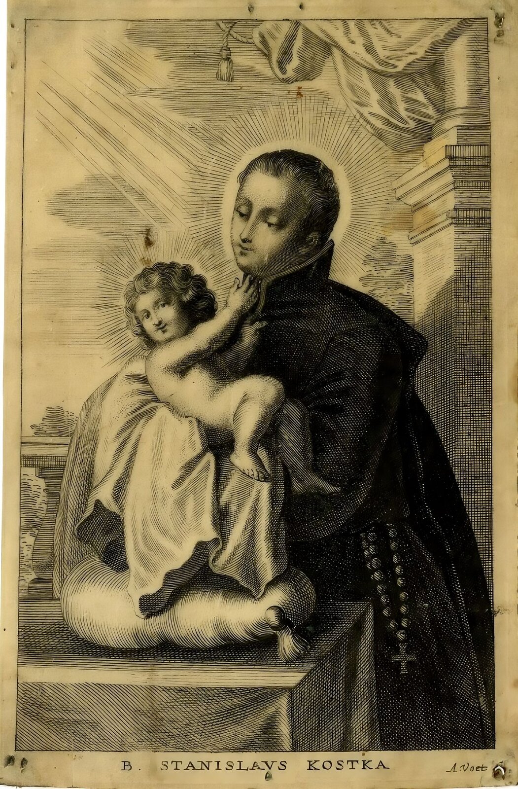 Rycina przedstawia mężczyznę w sutannie, który wokół głowy ma aureolę, a przez biodra ma przewiązany różaniec. Trzyma - ponad stołem - na rękach przykrytych białym materiałem  nagie dziecko . Z prawej strony stoi kolumna, Z jej góry spływa udrapowana kotara.  Z lewej strony widać fragment kamiennej balustrady.  Na dole ryciny napis  Stanisław Kostka.