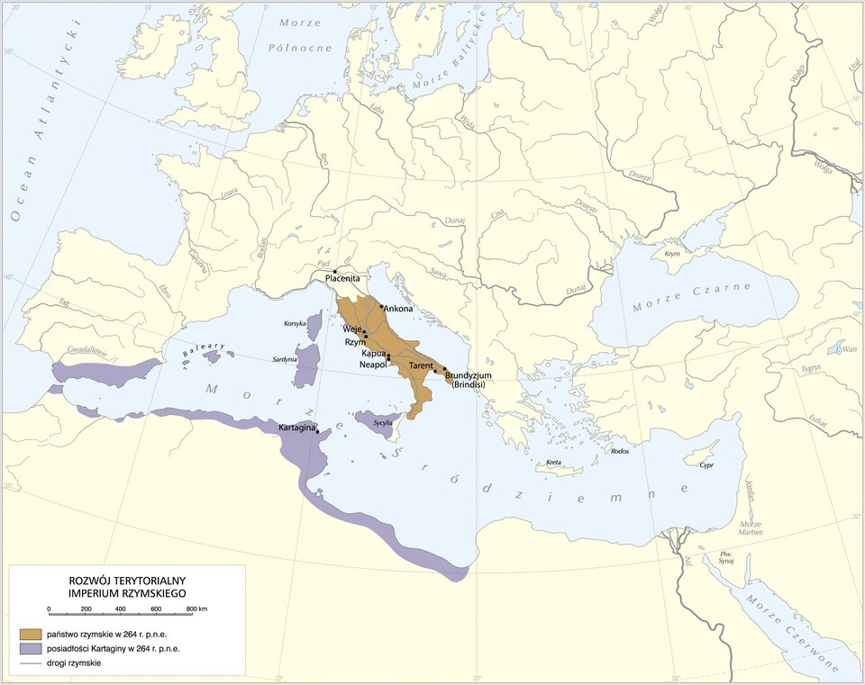Mapa przedstawia zakres władzy Rzymu w 3 wieku przed naszą erą. Państwo Rzymskie w 264 roku przed naszą erą obejmuje prawie całe terytorium dzisiejszych Włoch. Granica przebiega wzdłuż miast: Ankora, Weje, Rzym, Kapua, Nepal, Tarent, Brundyzjum. Posiadłości Kartaginy 264 roku przed naszą erą obejmowały wyspę Korsykę, Sardynię, Baleary i 90% Sycylii. Do Kartaginy należało również wybrzeże z miastem Kartagina i zachodnie wybrzeże dzisiejszej Afryki oraz południowe wybrzeże dzisiejszej Hiszpanii. Na mapie zaznaczono także drogi w Państwie Rzymskim. Łączą one główne miasta: Ankora, Weje, Rzym, Kapua, Nepal, Tarent, Brundyzjum oraz nienależące do Państwa Rzymskiego miasto Placenitę. 