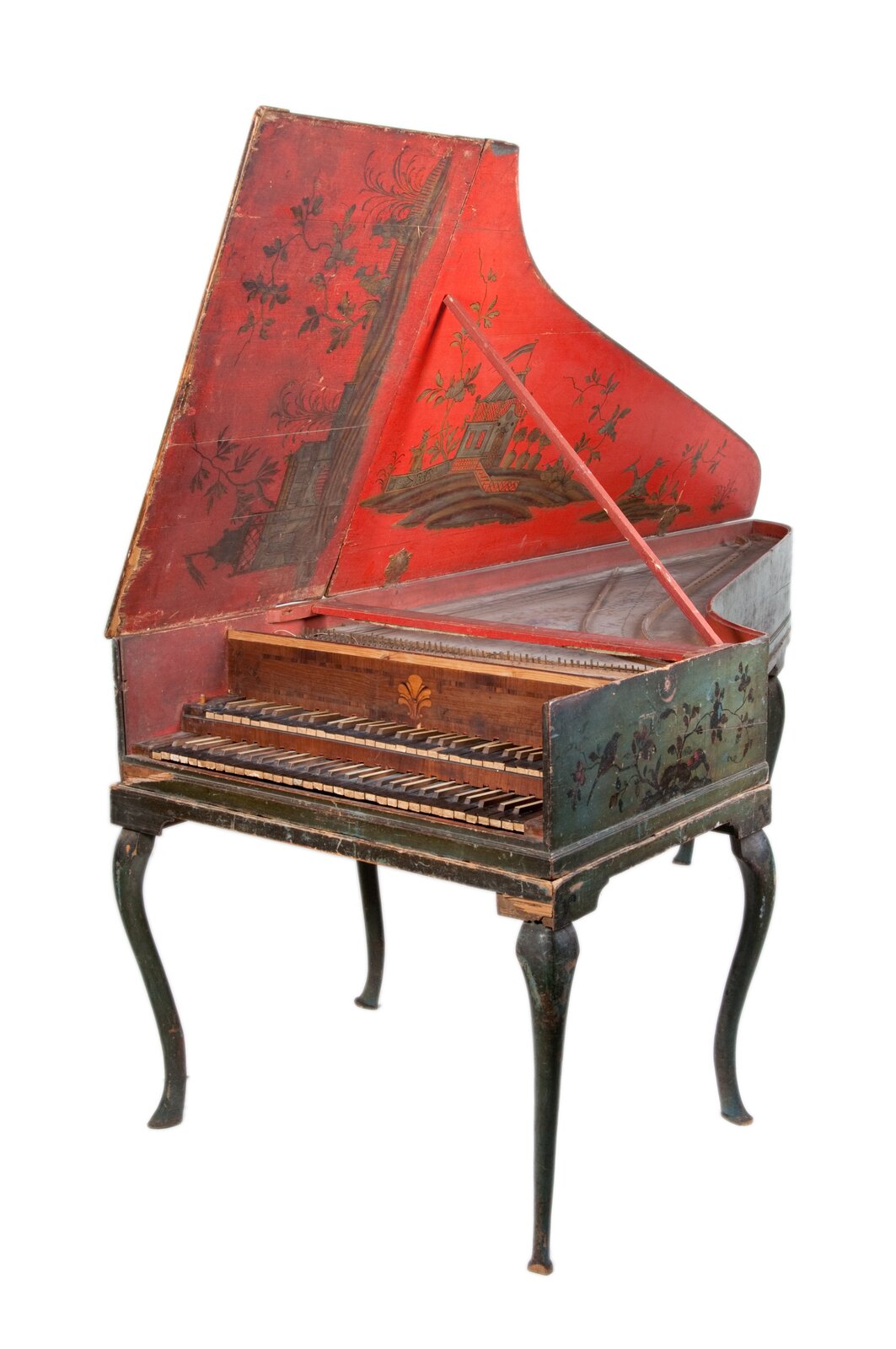 Obraz przedstawia klawesyn. Instrument ten wygląda na podniszczony przez wiele zadrapań i odprysków na lakierze. Instrument wykonany jest z ciemnego drewna. Dookoła instrumentu znajduje się kwiatowy wzór namalowany czarną farbą. Instrument posiada dwa rzędy klawiatur. Obie klawiatury składają się z 36 klawiszy dolnych oraz 24 klawiszy górnych. Nad górną klawiaturą w centrum wyrzeźbiony został ornament. We wnętrzu instrument widać struny połączone z klawiszami. Klapa instrumentu jest otwarta. Wewnętrzna strona klapy jest pomalowana na czerwono. Klapa ta jest podzielona na dwa segmenty. Część zakrywająca klawisze posiada ilustrację warowni na polu. Część zakrywająca struny posiada ilustrację domu na polu.